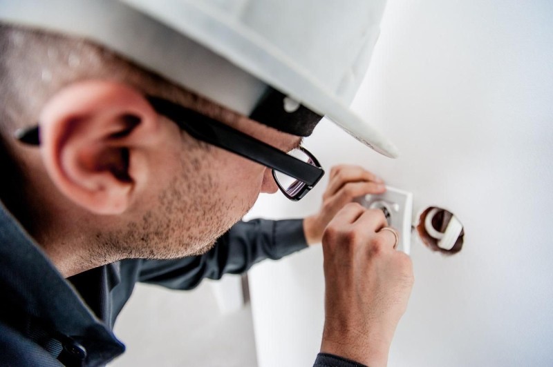 Signs It's Time to Call an Electrician